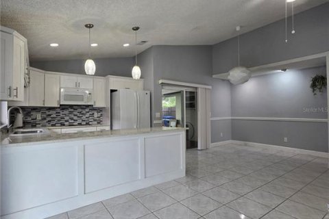 House in Tampa, Florida 3 bedrooms, 118.73 sq.m. № 2215535 - photo 2