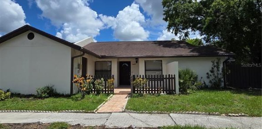 House in Tampa, Florida 3 bedrooms, 118.73 sq.m. № 2215535