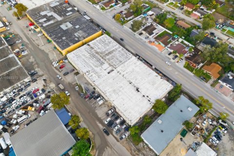 Propiedad comercial en venta en Opa-locka, Florida № 1991218 - foto 2