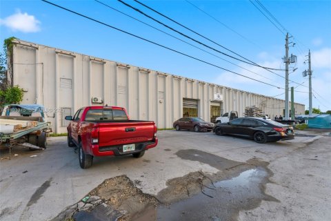 Propiedad comercial en venta en Opa-locka, Florida № 1991218 - foto 14