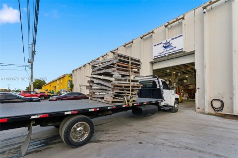 Propiedad comercial en venta en Opa-locka, Florida № 1991218 - foto 15