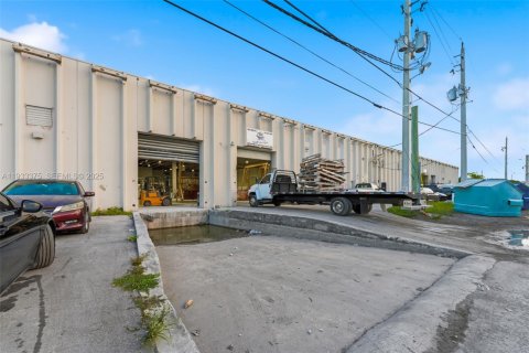 Propiedad comercial en venta en Opa-locka, Florida № 1991218 - foto 13