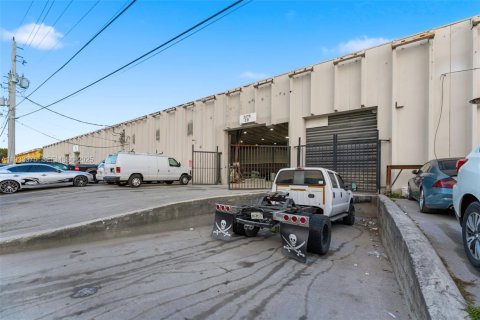 Propiedad comercial en venta en Opa-locka, Florida № 1991218 - foto 19