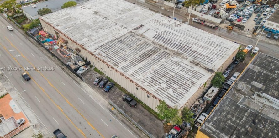 Propiedad comercial en Opa-locka, Florida № 1991218