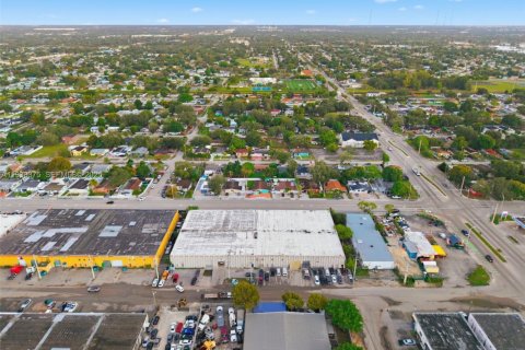 Propiedad comercial en venta en Opa-locka, Florida № 1991218 - foto 11
