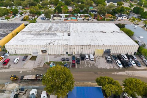 Propiedad comercial en venta en Opa-locka, Florida № 1991218 - foto 7