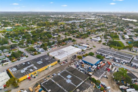 Propiedad comercial en venta en Opa-locka, Florida № 1991218 - foto 10