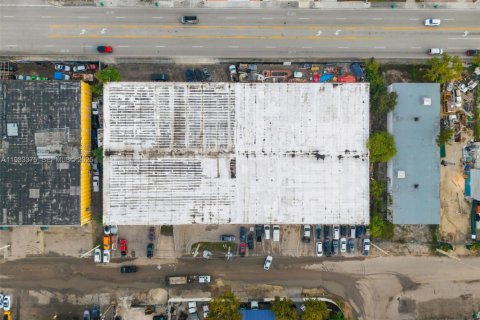 Propiedad comercial en venta en Opa-locka, Florida № 1991218 - foto 3
