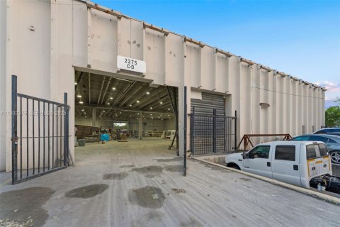 Propiedad comercial en venta en Opa-locka, Florida № 1991218 - foto 17