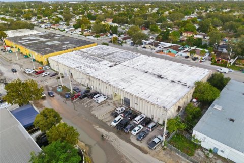 Propiedad comercial en venta en Opa-locka, Florida № 1991218 - foto 8