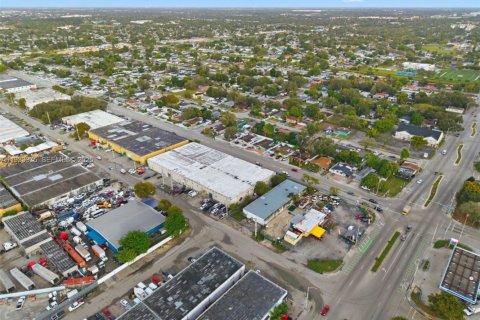 Propiedad comercial en venta en Opa-locka, Florida № 1991218 - foto 12