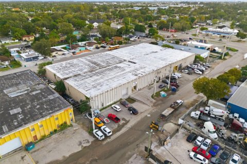 Propiedad comercial en venta en Opa-locka, Florida № 1991218 - foto 9