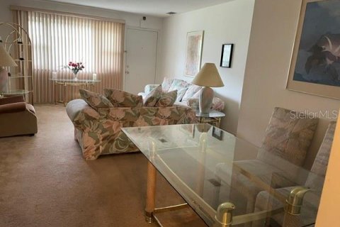 Condo in Saint Petersburg, Florida, 2 bedrooms № 2403668 - photo 2