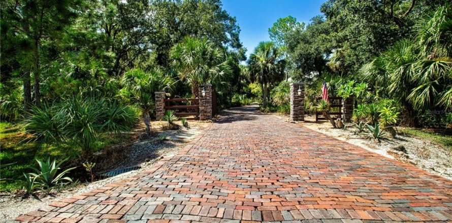 House in Wimauma, Florida 4 bedrooms, 335.84 sq.m. № 1881377