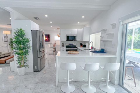 House in El Portal, Florida 4 bedrooms, 185.8 sq.m. № 1892286 - photo 6