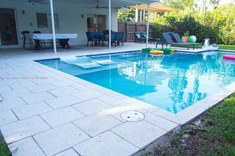 House in El Portal, Florida 4 bedrooms, 185.8 sq.m. № 1892286 - photo 19