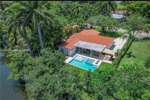 House in El Portal, Florida 4 bedrooms, 185.8 sq.m. № 1892286 - photo 1