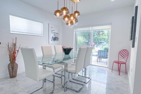 House in El Portal, Florida 4 bedrooms, 185.8 sq.m. № 1892286 - photo 5
