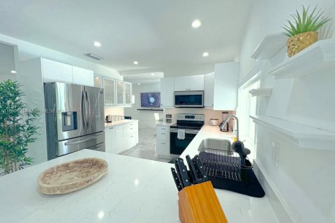 House in El Portal, Florida 4 bedrooms, 185.8 sq.m. № 1892286 - photo 8