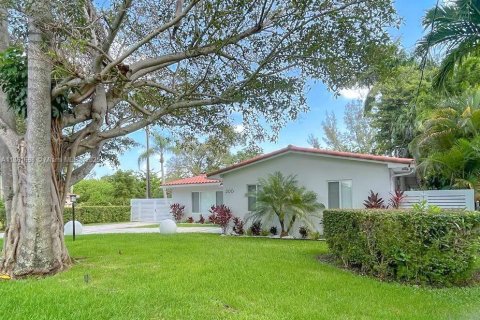 House in El Portal, Florida 4 bedrooms, 185.8 sq.m. № 1892286 - photo 2