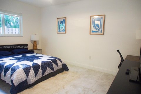 House in El Portal, Florida 4 bedrooms, 185.8 sq.m. № 1892286 - photo 12
