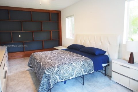 House in El Portal, Florida 4 bedrooms, 185.8 sq.m. № 1892286 - photo 10