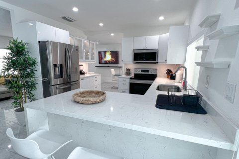 House in El Portal, Florida 4 bedrooms, 185.8 sq.m. № 1892286 - photo 4
