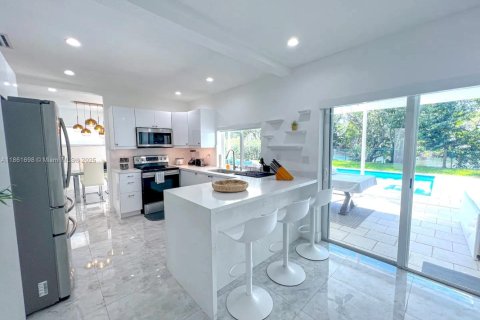 House in El Portal, Florida 4 bedrooms, 185.8 sq.m. № 1892286 - photo 7