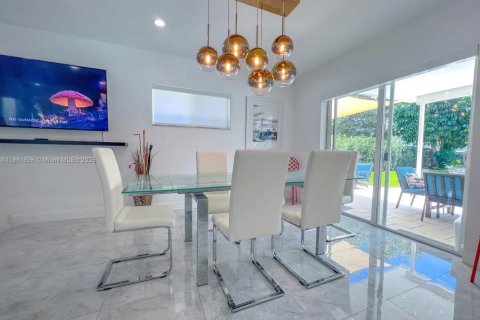 House in El Portal, Florida 4 bedrooms, 185.8 sq.m. № 1892286 - photo 9