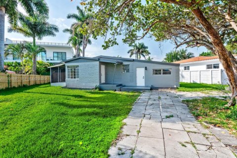 Casa en alquiler en Sunny Isles Beach, Florida, 3 dormitorios, 127 m2 № 1992916 - foto 2