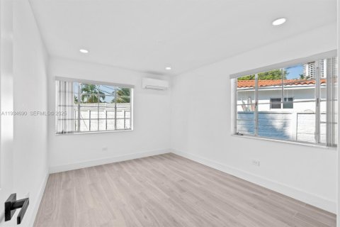 Casa en alquiler en Sunny Isles Beach, Florida, 3 dormitorios, 127 m2 № 1992916 - foto 10