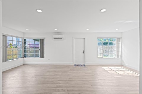 Casa en alquiler en Sunny Isles Beach, Florida, 3 dormitorios, 127 m2 № 1992916 - foto 7