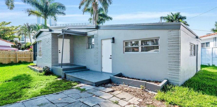 Casa en Sunny Isles Beach, Florida 3 dormitorios, 127 m2 № 1992916