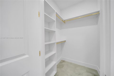 House in Cape Coral, Florida 3 bedrooms, 153.75 sq.m. № 2012668 - photo 22