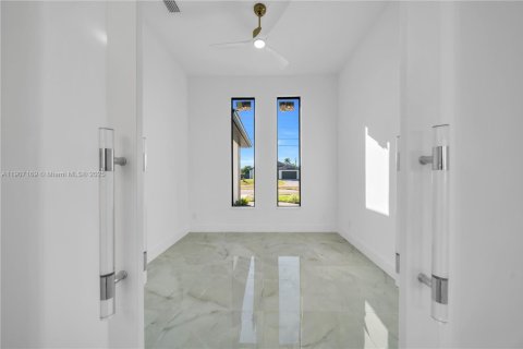 House in Cape Coral, Florida 3 bedrooms, 153.75 sq.m. № 2012668 - photo 13