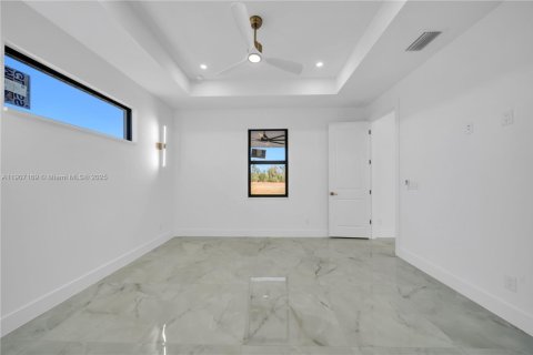 House in Cape Coral, Florida 3 bedrooms, 153.75 sq.m. № 2012668 - photo 20