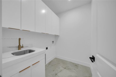 House in Cape Coral, Florida 3 bedrooms, 153.75 sq.m. № 2012668 - photo 6