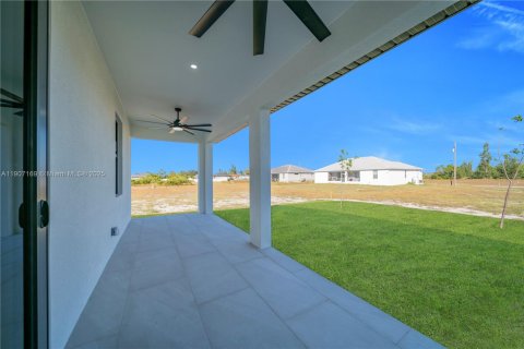 House in Cape Coral, Florida 3 bedrooms, 153.75 sq.m. № 2012668 - photo 26
