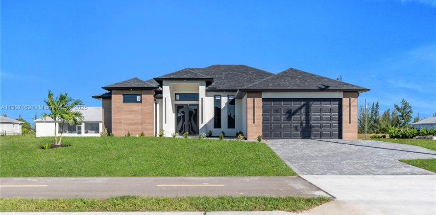 House in Cape Coral, Florida 3 bedrooms, 153.75 sq.m. № 2012668
