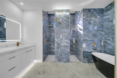 House in Cape Coral, Florida 3 bedrooms, 153.75 sq.m. № 2012668 - photo 23