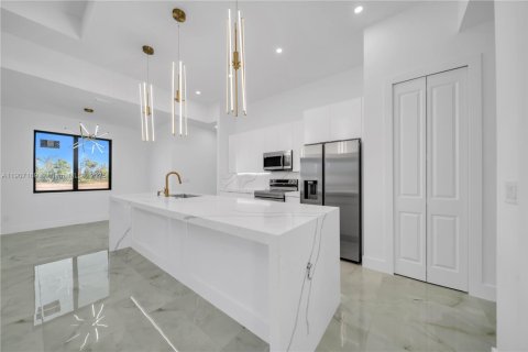 House in Cape Coral, Florida 3 bedrooms, 153.75 sq.m. № 2012668 - photo 9