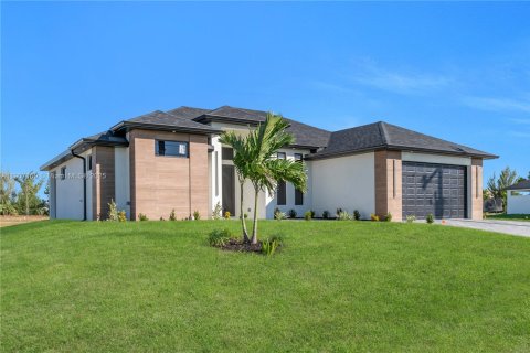 House in Cape Coral, Florida 3 bedrooms, 153.75 sq.m. № 2012668 - photo 4