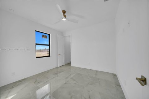 House in Cape Coral, Florida 3 bedrooms, 153.75 sq.m. № 2012668 - photo 14