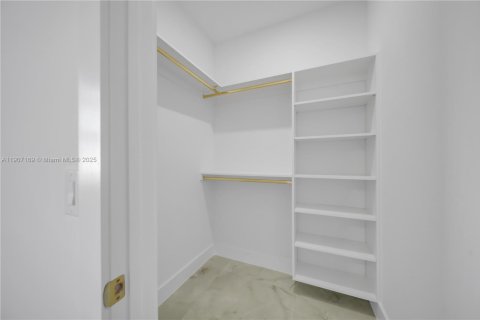 House in Cape Coral, Florida 3 bedrooms, 153.75 sq.m. № 2012668 - photo 18