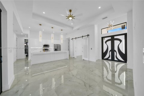 House in Cape Coral, Florida 3 bedrooms, 153.75 sq.m. № 2012668 - photo 8