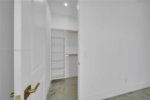 House in Cape Coral, Florida 3 bedrooms, 153.75 sq.m. № 2012668 - photo 15