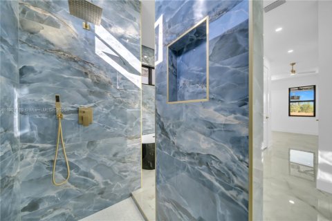 House in Cape Coral, Florida 3 bedrooms, 153.75 sq.m. № 2012668 - photo 25