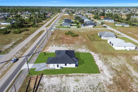 House in Cape Coral, Florida 3 bedrooms, 153.75 sq.m. № 2012668 - photo 28