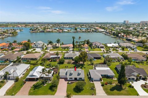 House in Cape Coral, Florida 3 bedrooms, 177.26 sq.m. № 2208836 - photo 2