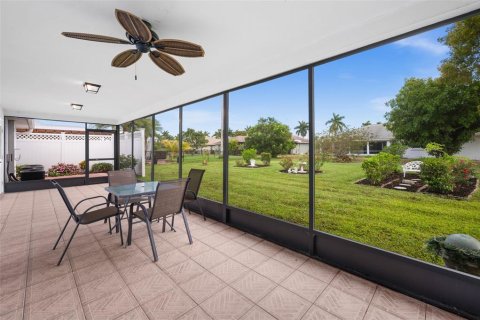 House in Cape Coral, Florida 3 bedrooms, 177.26 sq.m. № 2208836 - photo 3